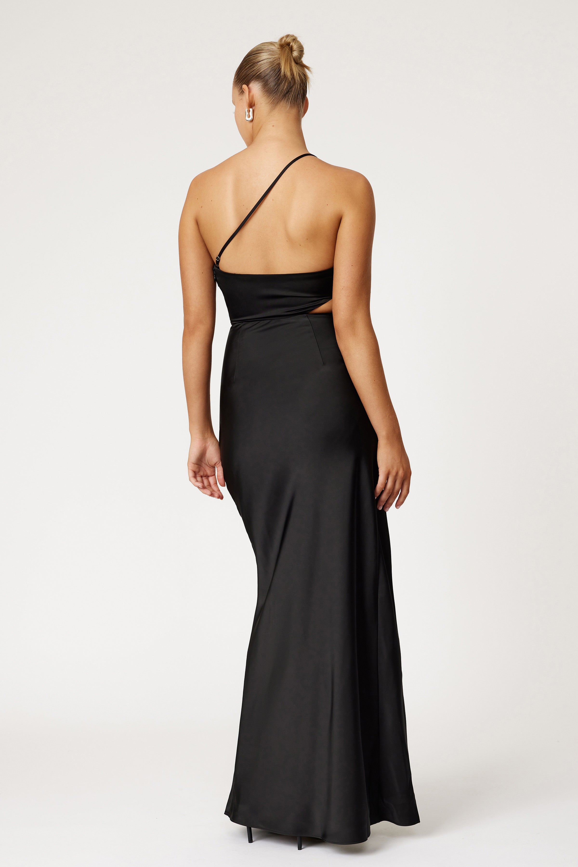 Narelle Dress with one-shoulder strap and side cutout in black satin for formal black tie events
